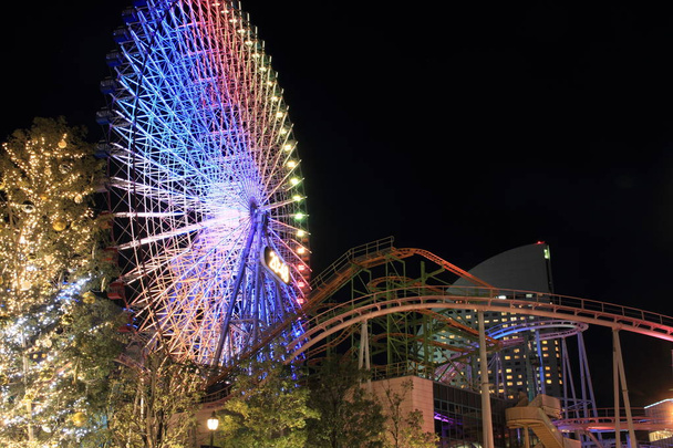 Yokohama cosmo world в Канагава, Японія (нічна сцена) - Фото, зображення