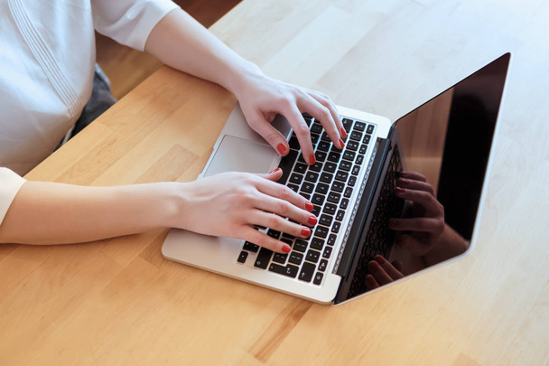 womans hands on a computer keyboard - Zdjęcie, obraz