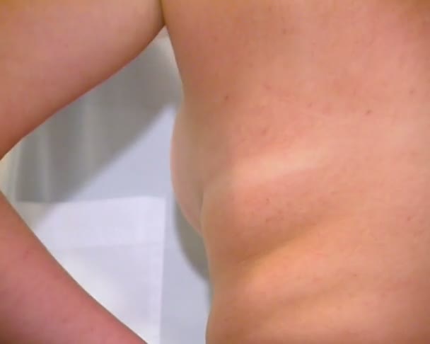 Gumikesztyűt viselő orvos keze a női mellen.  - Felvétel, videó