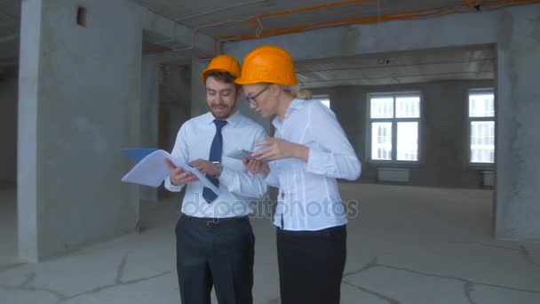 A szakembergárda - mérnök- és építész - ellenőrzést befejezetlen ipari épület, építkezés. - Felvétel, videó