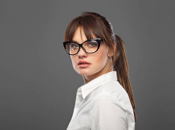Office and business style. Lady in glasses. Goal oriented. Portrait in the studio. - Foto, immagini