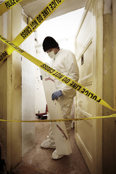 Crime scene technician on location packing weapon for lab test - Foto, Imagem