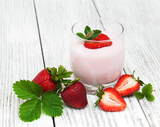 Joghurt mit frischen Erdbeeren - Foto, Bild