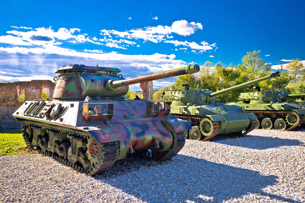 Tanques militares en vista al parque del ejército
 - Foto, Imagen