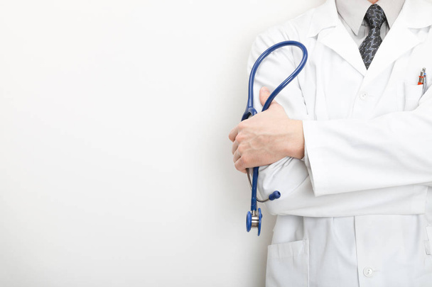 Arts een stethoscoop in de hand houden - Foto, afbeelding