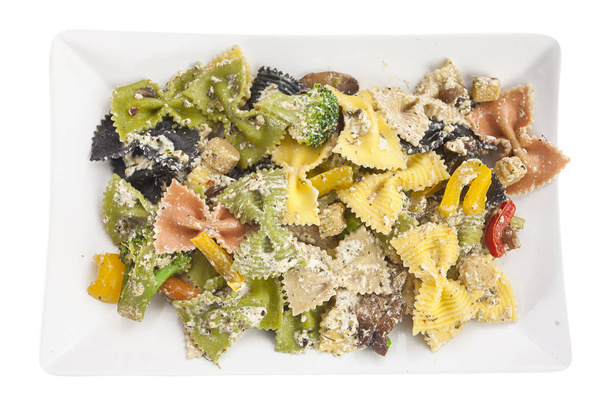 apetitosa pasta farfalle de color con verduras
  - Foto, imagen