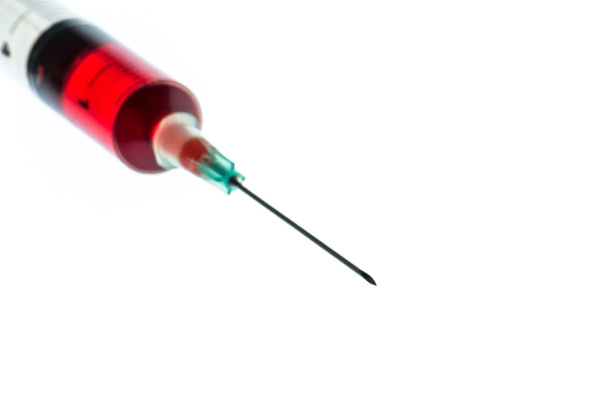 Nadel und Spritze mit roter Flüssigkeit - Foto, Bild
