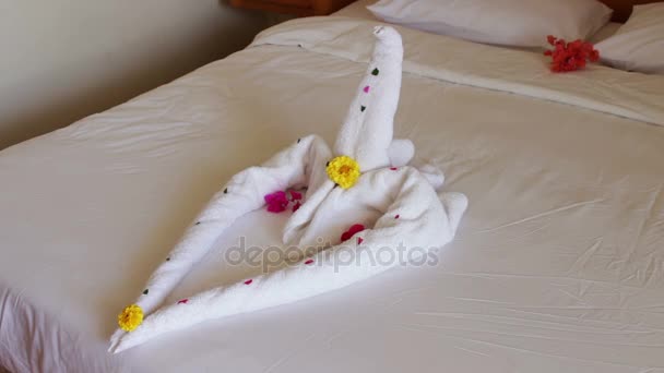 Ρομαντικό δωμάτιο ξενοδοχείου με Swan πετσέτες - Πλάνα, βίντεο
