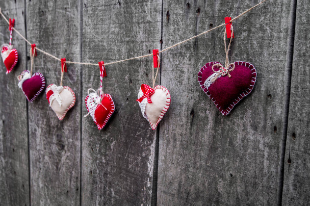 χρωματιστές καρδιές σε ξύλινο υπόβαθρο για την ημέρα του Αγίου Βαλεντίνου - Φωτογραφία, εικόνα