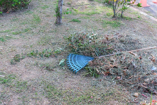  Пластикова мітла в саду на стовбурі сіна
  - Фото, зображення