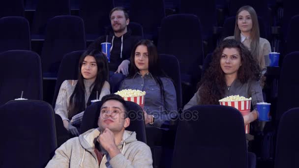 Fiatalok nézni a filmet a movie Theater - Felvétel, videó