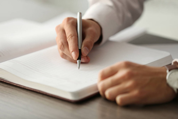 businessman writing in notepad - Фото, изображение