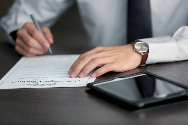 Businessman signing documents - Фото, зображення