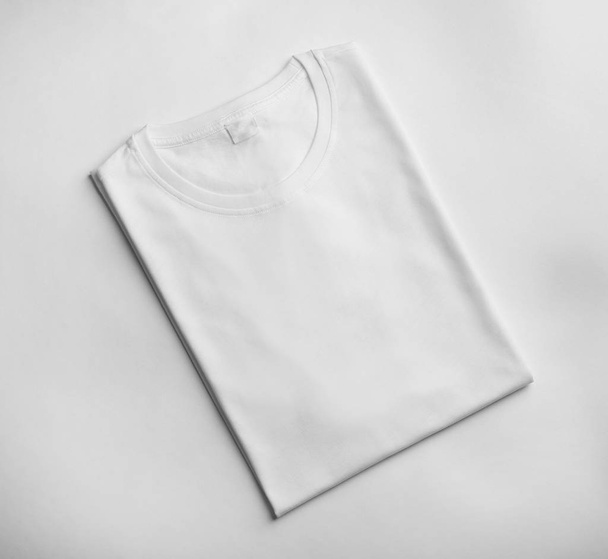 Camiseta sobre fondo blanco
 - Foto, imagen