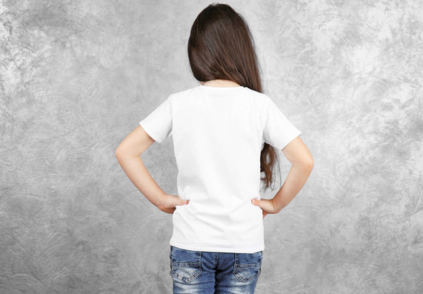 Menina em branco t-shirt
 - Foto, Imagem