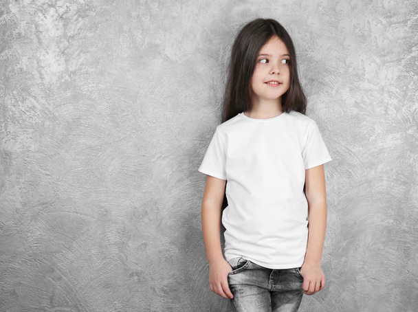 Little girl in blank t-shirt - Fotografie, Obrázek