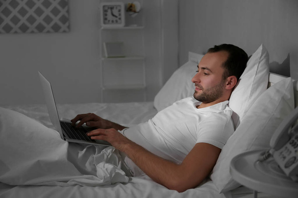 man with laptop in bed - Foto, Imagem