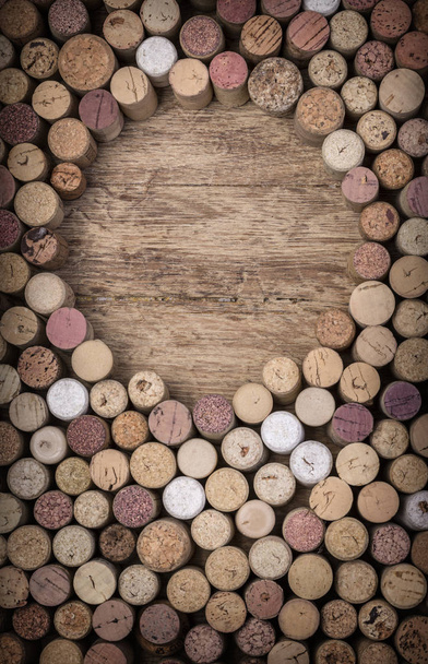 Corchos de vino sobre mesa de madera rústica
 - Foto, Imagen