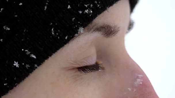 a Girl's profiel met dalende sneeuw in Slo-Mo - Video