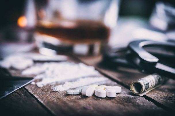 Drogas y sustancias prohibidas - arrestar a delincuentes
 - Foto, imagen