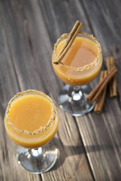alkoholický nápoj s pomerančovou šťávou a skořicí - Fotografie, Obrázek