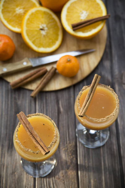 алкогольные напитки с апельсиновым соком и корицей
 - Фото, изображение