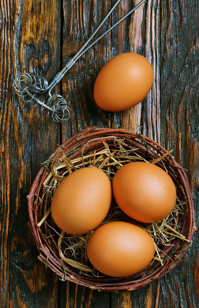 chicken eggs in basket - Foto, afbeelding