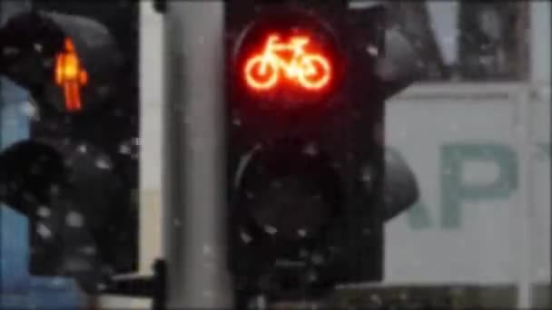un semáforo retro con símbolos naranjas
 - Imágenes, Vídeo