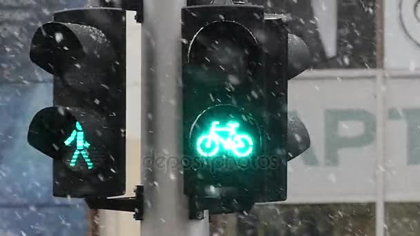un semáforo retro con símbolos verdes en invierno
 - Imágenes, Vídeo
