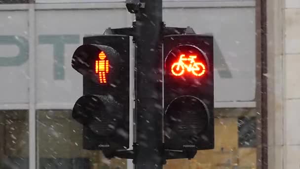 um semáforo retrô com sinal de bicicleta vermelha
 - Filmagem, Vídeo