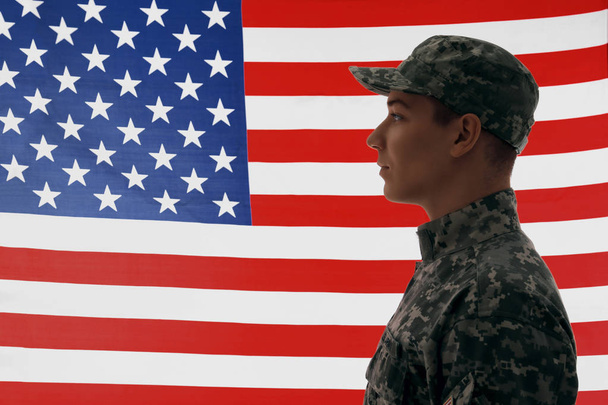 アメリカの国旗を持った兵士 - 写真・画像