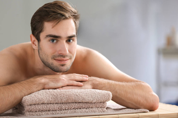 Man relaxing in spa salon - Foto, Bild