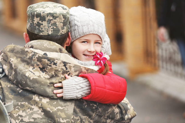 Soldier hugging daughter  - Foto, imagen