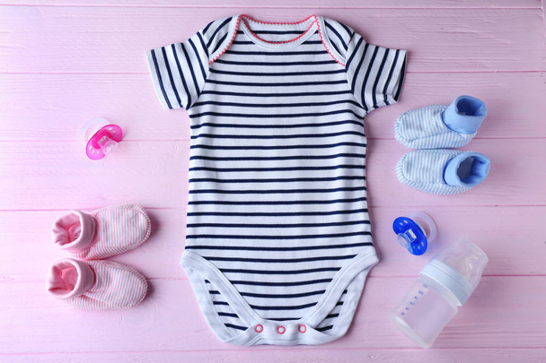 Vêtements et articles de première nécessité pour bébés
  - Photo, image