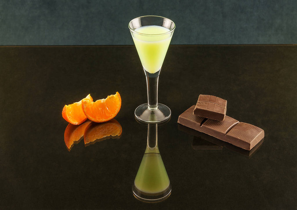 On the mirror surface reflects a glass with a drink, chocolate a - Φωτογραφία, εικόνα
