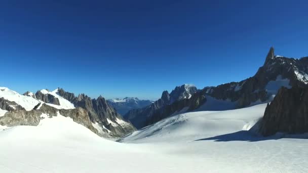 Panoramisch uitzicht van westelijke Alpen whit Giant's Tooth (Dent du Geant) van Helbronner dak van Europa in Italiaanse regio Valle d'Aosta. - Video