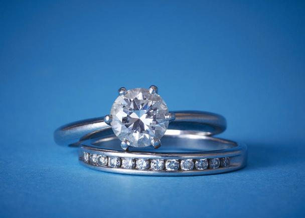 ダイヤモンドの結婚指輪と婚約指輪のセット - 写真・画像