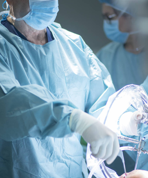 Surgeon in operating theater - Foto, afbeelding
