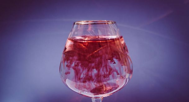 Sklenice na víno s červeným a žlutým inkoustem - Fotografie, Obrázek