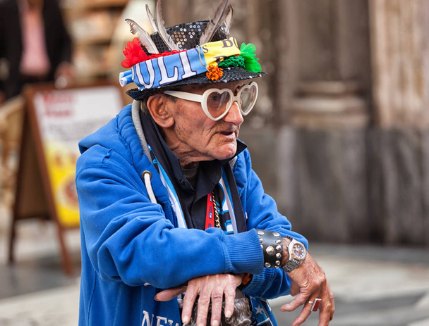 Elder Napoli fan with goggles and amulets. - Foto, Imagen