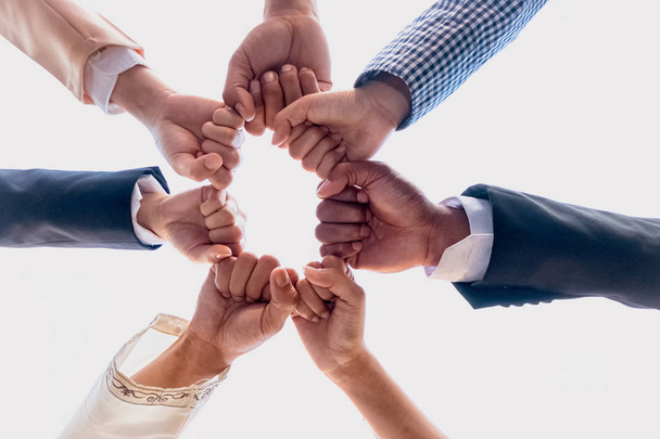 Equipo de negocios internacionales mostrando unidad con sus manos para conseguir
 - Foto, Imagen