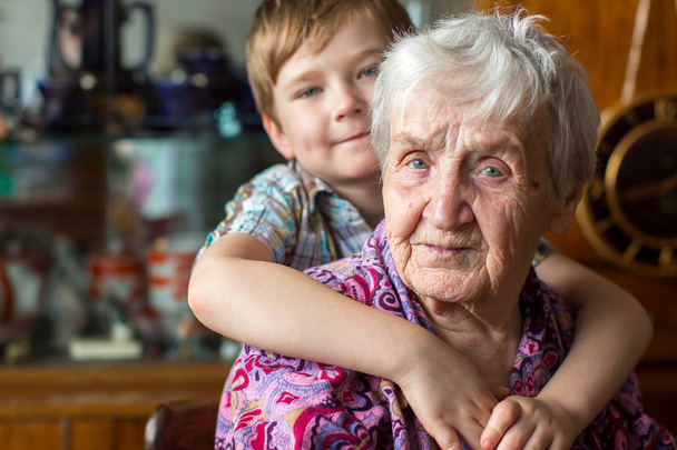grand-mère avec petit garçon
    - Photo, image