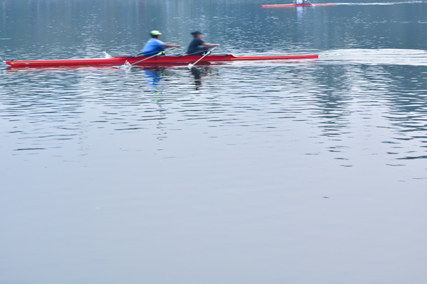 Remo caiaque no lago durante a prática - Foto, Imagem