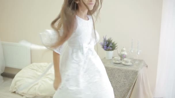 kis aranyos lány táncol, és bolondozás körül otthon - Felvétel, videó