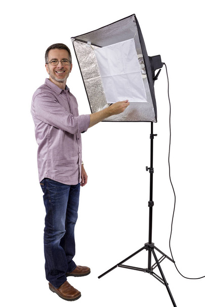 Fotograaf met studio verlichtingsapparatuur - Foto, afbeelding