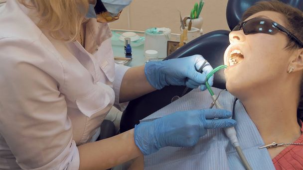Vrouw bij de tandarts medische kliniek voor behandeling - Foto, afbeelding