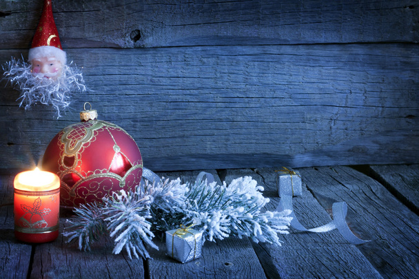 Kerstmis vintage achtergrond met kaars en bauble in nacht - Foto, afbeelding