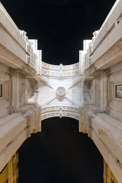 Arco triunfal a lo largo de la calle Augusta - Lisboa
 - Foto, Imagen