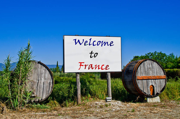 Πινακίδα με βαρέλια λέει Καλώς ήρθατε στη Γαλλία - Φωτογραφία, εικόνα