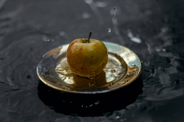 mele nel flusso d'acqua in piedi sulla piastra all'aperto
 - Foto, immagini